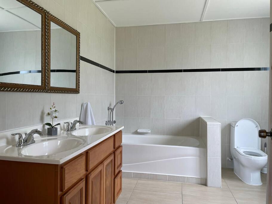 Spring Garden Mobay Resort Luxurious Apartments モンテゴ・ベイ エクステリア 写真